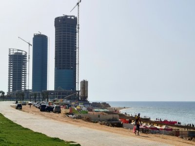 Des immeubles dont la construction n'est pas terminée, dans la capitale libyenne Tripoli le 13 août 2021 - Mahmud TURKIA [AFP]