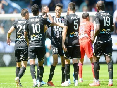 La joie du milieu de terrain angevin Azzedine Ounahi, félicité par ses coéquipiers, après avoir marqué le 3e but contre Lyon, lors de la 2e journée de L1, le 15 août au Stade Raymond Kopa - JEAN-FRANCOIS MONIER [AFP]