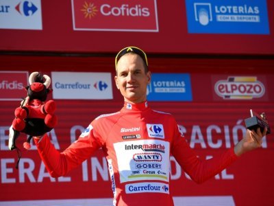 L'Estonien Rein Taaramae toujours porteur du maillot rouge de leader de la Vuelta sur le podium de la 4e étape à Molina de Aragon, le 17 août 2021 - ANDER GILLENEA [AFP]