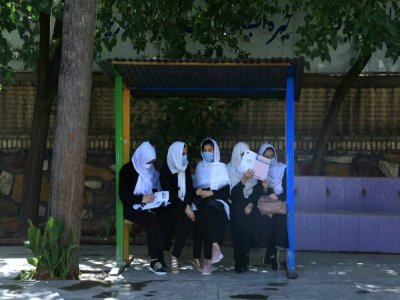 Des filles dans la cour de leur école à Hérat en Afghanistan, le 17 août 2021 - AREF KARIMI [AFP]