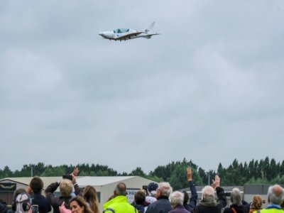La pilote Zara Rutherford dans son avion biplace en vol pour un tour du monde à travers 52 pays et cinq continents, le 18 août 2021 à Wevelgem, en Belgique - NICOLAS MAETERLINCK [BELGA/AFP]