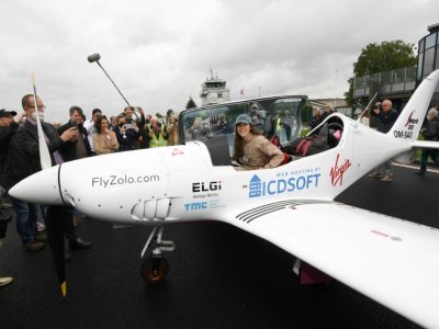 La pilote Zara Rutherford dans son avion biplace avant le décollage pour un tour du monde à travers 52 pays et cinq continents, le 18 août 2021 à Wevelgem, en Belgique - JOHN THYS [AFP]