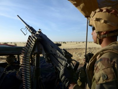 Des soldats français en patrouille dans le désert entre Tombouctou et Gao, dans le nord du Mali, le 30 octobre 2013 - PHILIPPE DESMAZES [AFP/Archives]