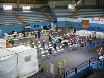 Centre de vaccination installé dans le Palais des sports au Lamentin (Martinique), le 13 aout 2021 - Lionel CHAMOISEAU [AFP]