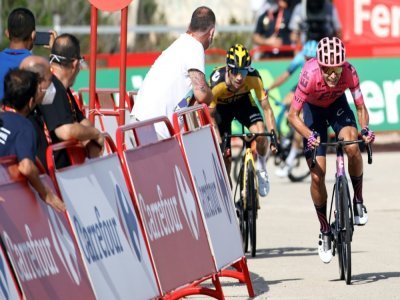 Le Danois Magnus Cort Nielsen dans la montée vers Cullera terme de la 6e étape de La Vuelta, sous la menace du Slovène Primoz Roglic, le 19 août 2021 - JOSE JORDAN [AFP]