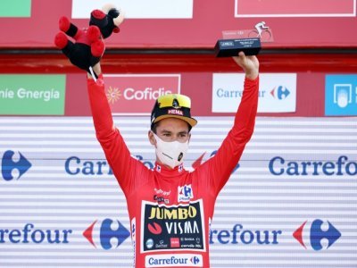 Le coureur slovène de la Jumbo Primoz Roglic endosse le maillot rouge de leader de la Vuelta à Cullera, le 19 août 2021 - JOSE JORDAN [AFP]