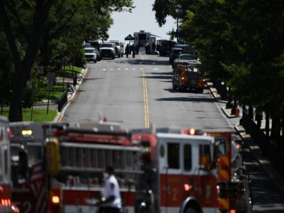 Des véhicules de pompiers et de police près du Capitole où un homme menace de faire exploser une bombe, le 19 août 2021 à Washington - Eric BARADAT [AFP]