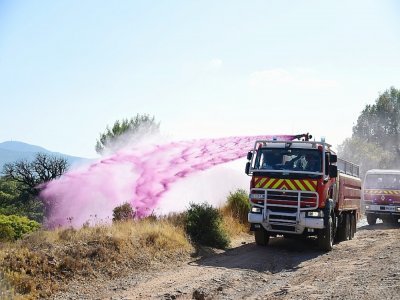 Les pompiers répandent du retardant le 19 août 2021 au Luc, dans le Var - Sylvain THOMAS [AFP]