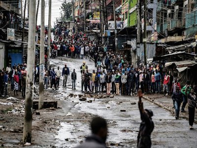 Des habitants du quartier de Mathare, à Nairobi, observent un groupe de manifestants qui essaient d'empêcher les électeurs d'accéder au bureau de vote, le 26 octobre 2017 au Kenya - MARCO LONGARI [AFP/Archives]