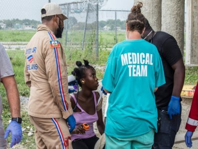Widly Saint Felix, 17 ans, avec une équipe médicale après avoir été transférée à Port-au-Prince le 20 août 2021 - Valerie Baeriswyl [AFP]