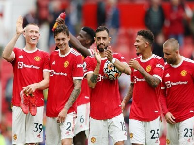 La joie du milieu de terrain portugais de Manchester United, Bruno Fernandes (c), auteur d'un triplé, et des ses coéquipiers, après leur victoire à domicile en Premier League, 5-1 contre Leeds United, le 14 août 2021 au stade Old Trafford - Adrian DENNIS [AFP/Archives]