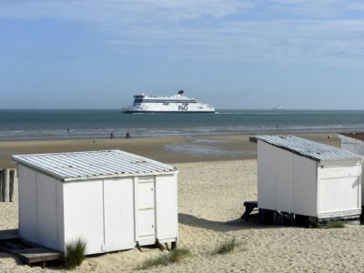 Un ferry passe au loin de Blériot-Plage et ses chalets, le 16 août 2021 - FRANCOIS LO PRESTI [AFP/Archives]