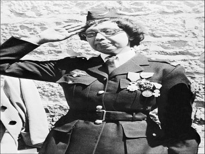 Joséphine Baker effectue le salut militaire après avoir reçu la Légion d'honneur et la Croix de guerre avec palme à Castelnaud-la-Chapelle (sud-ouest de la France), le 19 août 1961 - - [AFP/Archives]