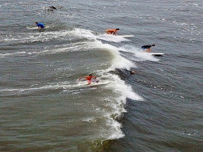 Des surfers profitent de l'approche de l'ouragan Henri à Long Beach, dans l'Etat de New York, le 21 août 2021 - BRUCE BENNETT [GETTY IMAGES NORTH AMERICA/AFP]