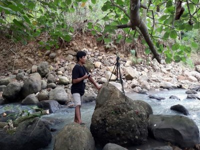 Le YouTubeur Siswanto enregistre une video, le 16 juin 2021 à Banyuwangi, en Indonésie - Arbi Anugerah [AFP]