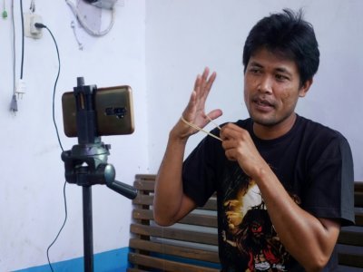 Siswanto enregistre une video, le 20 juin 2021, chez lui à Banyuwangi, en Indonésie - Arbi Anugerah [AFP]