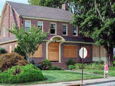 Une maison de New London dans le Connecticut (Etats-Unis), protégée par des planches de bois avant l'arrivée de la tempête Henri, le 21 août 2021 - JOSEPH PREZIOSO [AFP]