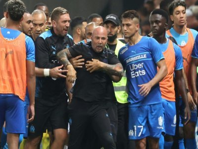 L'entraîneur de Marseille Jorge Sampaoli maîtrisé par ses joueurs et membres du staff après des incidents au stade Allianz Riviera de Nice, le 22 août 2021. - Valery HACHE [AFP]
