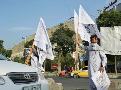 Drapeaux talibans en vente dans les rues de Kaboul le 22 août 2021 - Hoshang Hashimi [AFP]