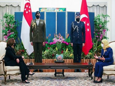 La vice-présidente américaine Kamala Harris et la présidente singapourienne Halimah Yacob, le 23 août 2021 à Singapour - EVELYN HOCKSTEIN [POOL/AFP]