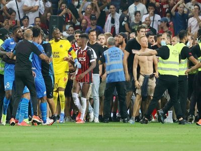 Incidents lors du match Nice-Marseille après le jet d'une bouteille sur le joueur de l'OM Dimitri Payet, le 22 août 2021 - Valery HACHE [AFP]