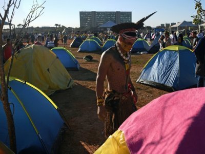 Un membre de la tribu Pataxo dans un camp de protestation à Brasilia, au Brésil, le 23 août 2021. - CARL DE SOUZA [AFP]