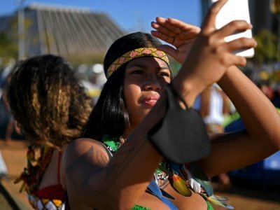 Une femme indigène de la tribu Pataxo dans un camp de protestation à Brasilia, au Brésil, le 23 août 2021. - CARL DE SOUZA [AFP]