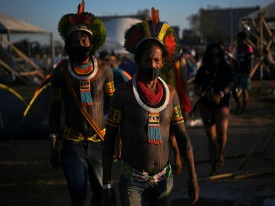 Des membres de la tribu Kayapo dans un camp de protestation à Brasilia, le 22 août 2021. - CARL DE SOUZA [AFP]