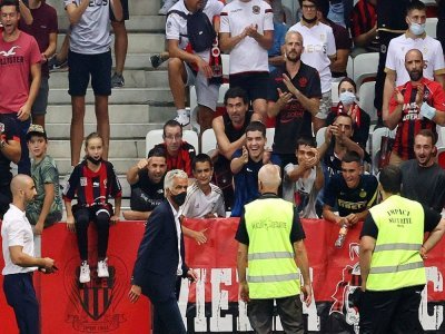 Le président de Nice Jean-Pierre Rivère (c) vient parler aux supporters de son équipe, lors du match contre l'OM, le 22 août 2021 à Nice - Valery HACHE [AFP]