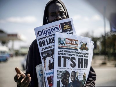 Un vendeur de journaux annonçant la victoire de l'opposant Hakainde Hichilema à la présidentielle en Zambie, à Lusaka, le 16 août 2021 - MARCO LONGARI [AFP]