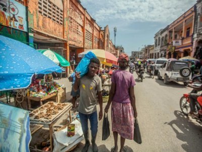 Une rue animée de la ville des Cayes, le 23 août 2021, dix jours après le séisme qui a frappé Haïti - Richard Pierrin [AFP]