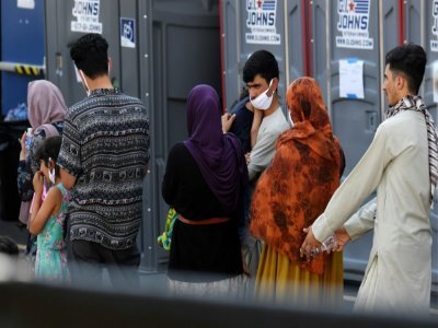 Des réfugiés afghans arrivent à un centre d'enregistrement à Chantilly, le 23 aaût 2021 en Virginie - Olivier DOULIERY [AFP]