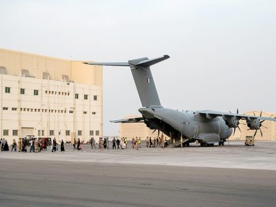 Des Afghans débarquent d'un avion militaire français Airbus A400M à la base aérienne 104 d'Al Dhafra, le 23 août 2021 aux Emirats arabes unis - BERTRAND GUAY [AFP]