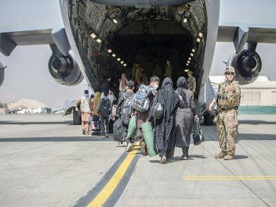 Des Afghans montent à bord d'un Boeing C-17 de l'US Air Force, le 23 août 2021 à l'aéroport de Kaboul - Samuel RUIZ [US MARINE CORPS/AFP]