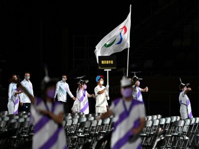 La délégation paralympique des réfugiés lors de la cérémonie d'ouverture des Jeux paralympiques de Tokyo, le 24 août 2021 - Philip FONG [AFP]