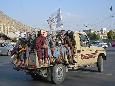 Des talibans armés en patrouille dans une rue de Kaboul, le 23 août 2021 - Wakil KOHSAR [AFP]