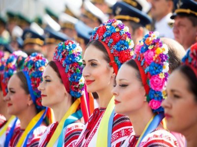 Des femmes en costumes traditionnels lors de la parade militaire marquant le 30e anniversaire de l'indépendance de l'Ukraine, le 24 août 2021 à Kiev - - [UKRAINIAN PRESIDENTIAL PRESS SERVICE/AFP]