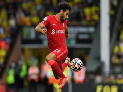 Le milieu de terain égyptien de Liverpool, Mohamed Salah, contrôle le ballon, lors du match de Premier League, le 14 août 2021 sur le terrain de Norwich City - JUSTIN TALLIS [AFP/Archives]