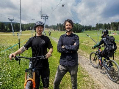 Simon Hanl (g), patron d'easyLoopsystem et inventeur du système d'accrochage des deux-roues, et Karl Morgenbesser, patron de Wexl Trails, le 23 juillet 2021 à Sankt Corona am Wechsel, dans les Alpes autrichiennes - ALEX HALADA [AFP]