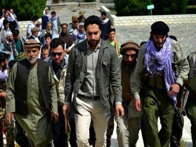 Ahmad Massoud (c), le fils du défunt commandant Massoud, arrive pour se recueillir sur la tombe de son père, le 5 juillet 2021 dans la province du Panchir (Afghanistan) - Ahmad SAHEL ARMAN [AFP/Archives]