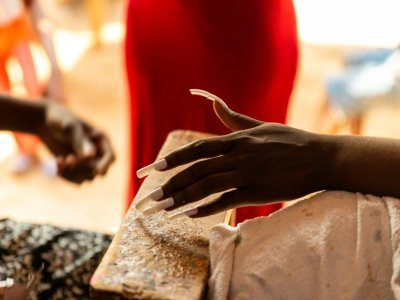 Les ongles d'une cliente de Debonheur Koli, à Bangui le 13 juillet 2021 - Barbara DEBOUT [AFP]