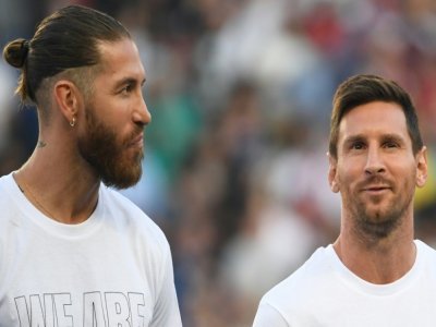 Le défenseur espagnol Sergio Ramos et l'attaquant argentin Lionel Messi, deux des nouvelles recrues du Paris Saint-Germain, lors de leur présentation officielle avant le match de Ligue 1 contre Strasbourg, le 14 août 2021 au Parc des Princes - Bertrand GUAY [AFP/Archives]