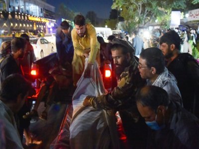 Evacuation de personnes blessées après les explosions près de l'aéroport de Kaboul, le 26 août 2021 - Wakil KOHSAR [AFP]