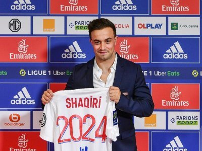 Le milieu de terrain suisse Xherdan Shaqiri, nouvelle recrue de Lyon, lors de sa présentation officielle, le 25 août 2021 au Groupama Stadium à Décines-Charpieu - PHILIPPE DESMAZES [AFP]