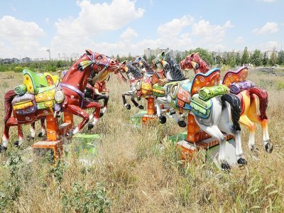 Des matériels d'attractions au parc "Wonderland Eurasia" à l'abandon, le 5 juillet 2021 à Ankara, en Turquie - Adem ALTAN [AFP]