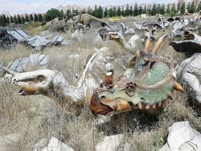 Des statutes de dinosaures au parc "Wonderland Eurasia" à l'abandon, le 5 juillet 2021 à Ankara, en Turquie - Adem ALTAN [AFP]