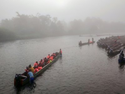 Des migrants sont transportés en pirogue du village de Bajo Chiquito à celui de Lajas Blancas, dans la province du Darien, le 23 août 2021 au Panama - Ivan PISARENKO [AFP]