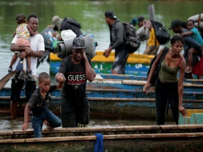 Des migrants arrivent en pirogue au village de Bajo Chiquito, dans la province du Darien, le 22 août 2021 au Panama - ROGELIO FIGUEROA [AFP]