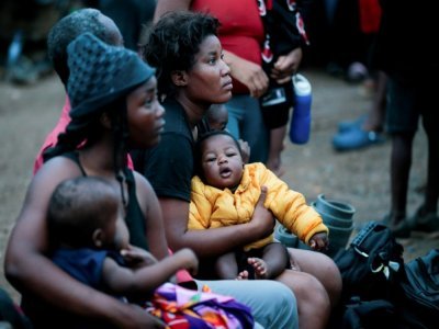 Des migrantes et leurs enfants au village de Bajo Chiquito, dans la province du Darien, le 22 août 2021 au Panama - ROGELIO FIGUEROA [AFP]