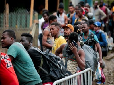 Des migrants font la queue pour se faire enregistrer à leur arrivée au village de Bajo Chiquito, dans la province du Darien, le 22 août 2021 au Panama - ROGELIO FIGUEROA [AFP]